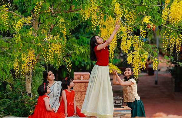 കണികണ്ടുണർന്നു, പുത്തന്‍ പ്രതീക്ഷകളുമായി ഇന്ന് വിഷു; ​ഗുരുവായൂരിലും ശബരിമലയിലും വൻ തിരക്ക്