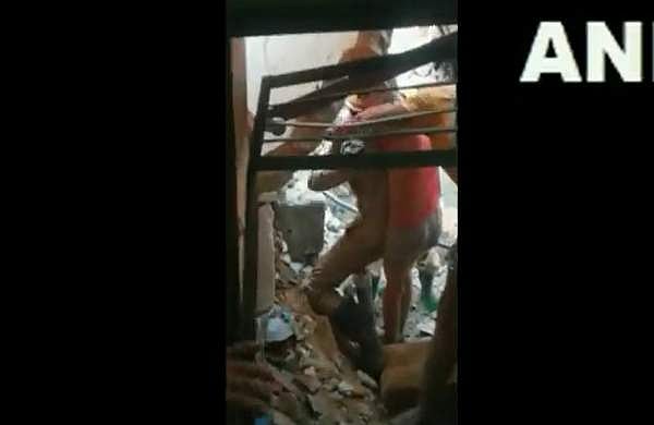 പാചകവാതക സിലിണ്ടര്‍ പൊട്ടിത്തെറിച്ച് വീട് തകര്‍ന്നു; എട്ടുപേര്‍ക്ക് പരിക്ക്- വീഡിയോ 