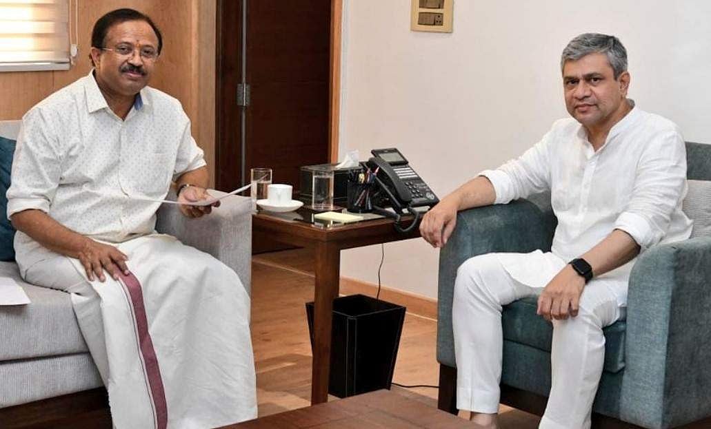 വന്ദേഭാരതിന് ഷൊര്ണൂരും ചെങ്ങന്നൂരും സ്റ്റോപ്പ് അനുവദിക്കണം; വി മുരളീധരന്