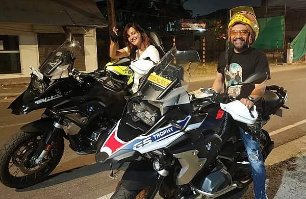 ബിഎംഡബ്ല്യൂ ബൈക്കിൽ സൗബിനൊപ്പം നൈറ്റ് ഡ്രൈവ്; മഞ്ജു വാര്യർക്ക് കയ്യടിച്ച് ആരാധകർ; ചിത്രങ്ങൾ