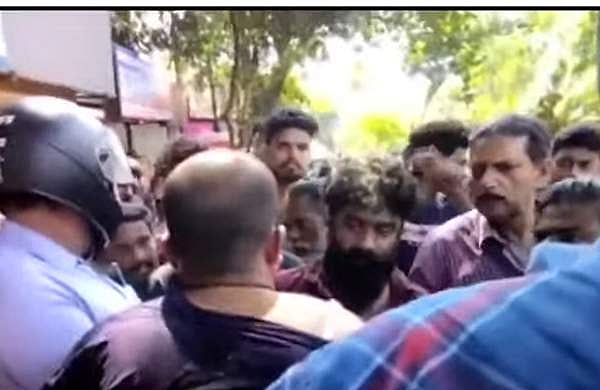 സ്ത്രീ വേഷത്തിലെത്തി, തുണിക്കടയില്‍ ഉടമയുടെ തലയില്‍ കത്രിക കൊണ്ട് കുത്തി; നാട്ടുകാര്‍ കയ്യോടെ പിടികൂടി 