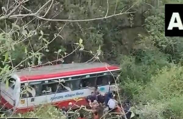 ഉത്തരാഖണ്ഡില് നിയന്ത്രണം വിട്ട ബസ് കൊക്കയിലേക്ക് മറിഞ്ഞു, രണ്ടുമരണം; നിരവധിപ്പേര്ക്ക് പരിക്ക്- വീഡിയോ