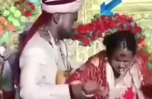 മധുരം കൊടുത്തത് ഇഷ്ടമായില്ല; വധു വരന്റെ മുഖത്തടിച്ചു, പിന്നെ മുട്ടൻ തല്ല്; വിവാഹ വേദി റസിലിങ് ബോക്സായി (വീഡിയോ)