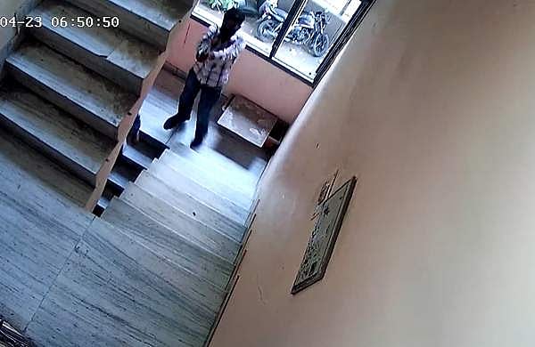 അപ്പാർ‌ട്ട്മെന്റിന്റെ വാതിലിൽ  മുട്ടി, രണ്ടു തവണ നിറയൊഴിച്ച് ഭീകരാന്തരീക്ഷം, മാസ്ക് ധരിച്ചവർക്ക് പിന്നാലെ പൊലീസ് - വീഡിയോ 