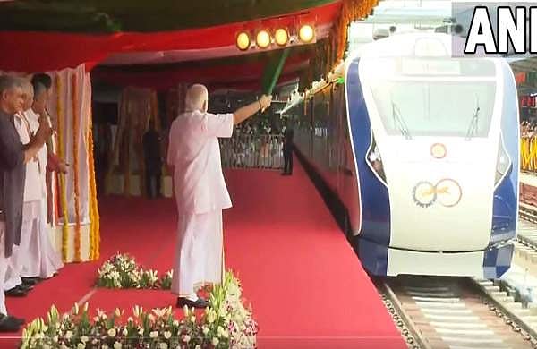 കുതിച്ചു പാഞ്ഞ് വന്ദേഭാരത്; പ്രധാനമന്ത്രി ഫ്ലാ​ഗ് ഓഫ് ചെയ്തു ( വീഡിയോ)