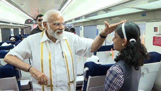 'ഇതാരാണ്?'; സ്വന്തം ചിത്രത്തില്‍ നോക്കി മോദിയുടെ ചോദ്യം, കവിതയും ചിരിയുമായി കുരുന്നുകള്‍ക്കൊപ്പം പ്രധാനമന്ത്രി - വിഡിയോ