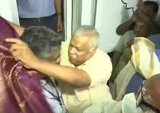 കണ്ണൂരില്‍ വന്ദേഭാരതിനെ സ്വീകരിച്ച് സിപിഎം നേതാക്കള്‍;  ലോക്കോ പൈലറ്റിനെ പൊന്നാട അണിയിച്ച് എംവി ജയരാജന്‍