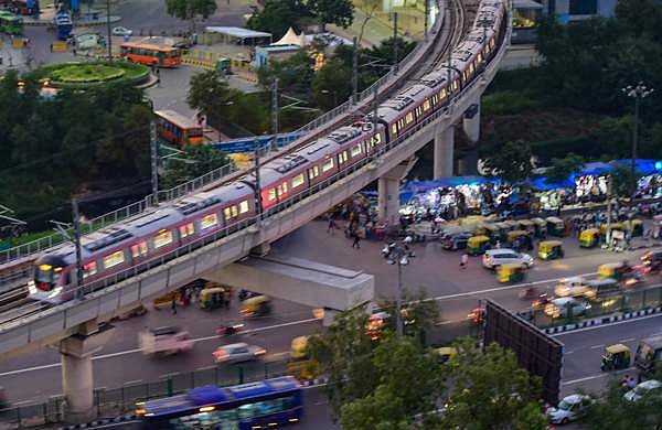 മെട്രോ ട്രെയിനിന്റെ വാതിലില്‍ സാരി കുടുങ്ങി, മരിച്ച യുവതിയുടെ കുടുംബത്തിന്‌ 15 ലക്ഷം നഷ്ടപരിഹാരം