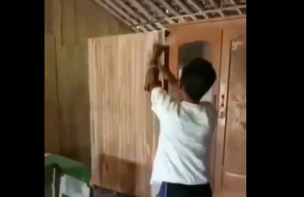 അലമാരയില്‍ നിന്ന് കൂറ്റന്‍ രാജവെമ്പാലയെ പിടികൂടി, തലയ്ക്ക് ചുറ്റിലുമായി കറക്കി യുവാവ്; അമ്പരന്ന് സോഷ്യല്‍മീഡിയ- വീഡിയോ