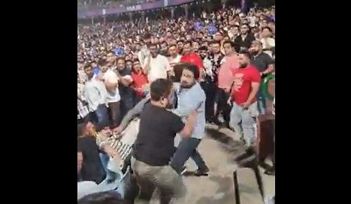ഗ്രൗണ്ടില്‍ മത്സരം; സ്‌റ്റേഡിയത്തില്‍ പൊരിഞ്ഞ അടി; ഐപിഎല്ലിനിടെ തമ്മിൽത്തല്ലി ആരാധകര്‍ (വീഡിയോ)