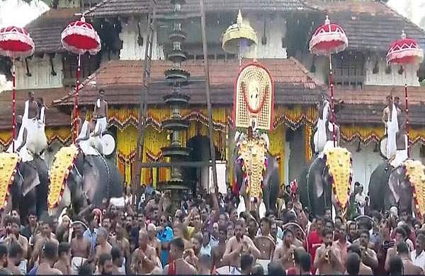 നെയ്തലക്കാവിലമ്മയുടെ തിടമ്പേറ്റി തെച്ചിക്കോട്ടുകാവ് രാമചന്ദ്രന്; ആവേശം, പൂരലഹരിയില് തൃശൂര്