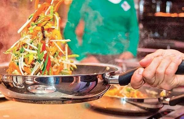 പാചകം എന്നോർക്കുമ്പോഴേ പേടിയാണോ? ആത്മവിശ്വാസത്തോടെ ഭക്ഷണമുണ്ടാക്കാൻ ഇതാ ചില വഴികൾ
