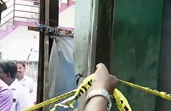 കൊച്ചിയില്‍ ഒരു കുടുംബത്തിലെ മൂന്ന് പേര്‍ മരിച്ചനിലയില്‍, ഭാര്യയ്ക്കും മകനും വെട്ടേറ്റു; അന്വേഷണം