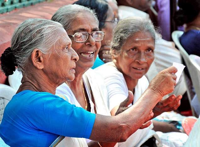 ഒരു മാസത്തെ ക്ഷേമ പെൻഷൻ വിതരണം ചെയ്യും, 900 കോടി മാറ്റിവെക്കുമെന്ന് ധനമന്ത്രി