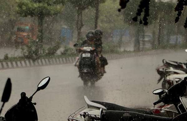ഇന്ന് 12 ജില്ലകളിൽ മഴ; ഇടിമിന്നൽ മുന്നറിയിപ്പ് 