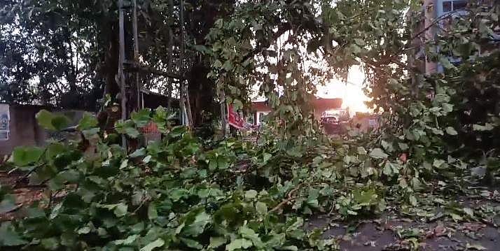 കനത്ത കാറ്റും മഴയും; സംസ്ഥാനത്ത് മരണം രണ്ടായി, വന്‍ നാശനഷ്ടം