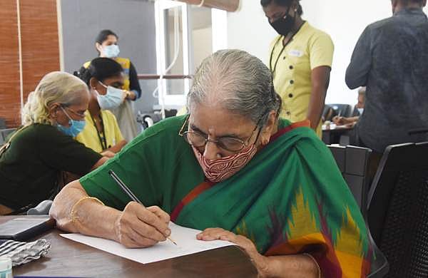 30ലക്ഷം രൂപ വരെ നിക്ഷേപിക്കാം, 8.2 ശതമാനം പലിശ; സീനിയര്‍ സിറ്റിസണ്‍ സേവിങ്‌സ് സ്‌കീം, വിശദാംശങ്ങള്‍