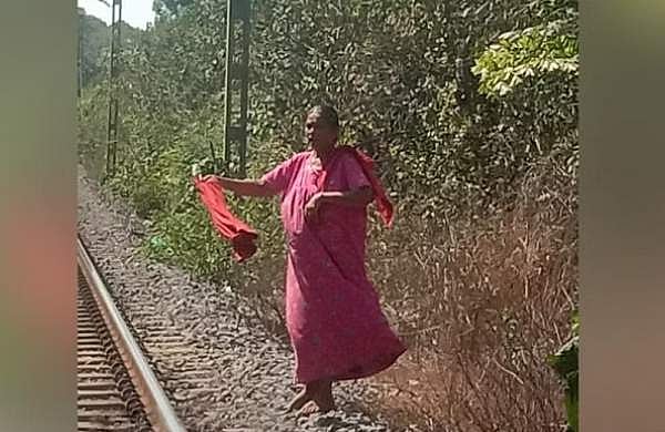 ട്രാക്കില്‍ മരംവീണു, ഹൃദയ ശസ്ത്രക്രിയ കഴിഞ്ഞത് പോലും ഓര്‍ക്കാതെ ചുവന്ന തുണിയുമായി ഓടി; വന്‍ ദുരന്തം ഒഴിവാക്കി 70കാരി, അഭിനന്ദനപ്രവാഹം 