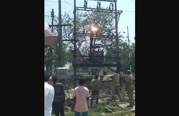 മദ്യപിച്ചെത്തി; ഭാര്യ പിണങ്ങി വീട്ടില്‍ പോയി; ട്രാന്‍സ്‌ഫോമറിന് മുകളില്‍ കയറി കമ്പിയില്‍ കടിച്ചു; ഗുരുതരാവസ്ഥയില്‍