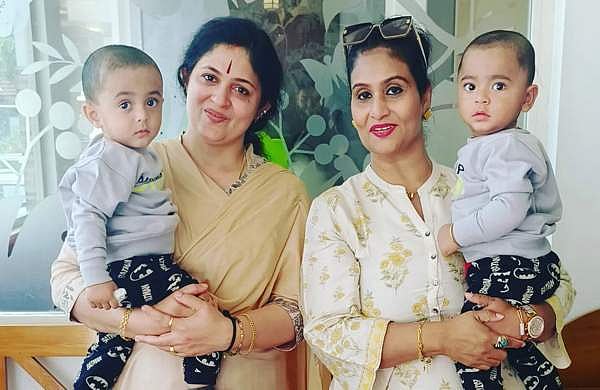 'ഞങ്ങൾ വീണ്ടും കണ്ടുമുട്ടിയപ്പോൾ'; സുമാ ജയറാമിന്റെ കുഞ്ഞുങ്ങളെ താലോലിച്ച് ആനിയും ഷാജി കൈലാസും 