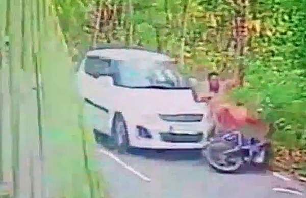 നമ്പർ മറച്ചുവച്ച കാർ, പിന്നാലെ എത്തി ഇടിച്ചുവീഴ്ത്തി; കൊല്ലത്ത് യുവാവിനെ വണ്ടിയിടിപ്പിച്ച് കൊല്ലാൻ ശ്രമം; രക്ഷപ്പെട്ടത് തലനാരിഴയ്ക്ക്