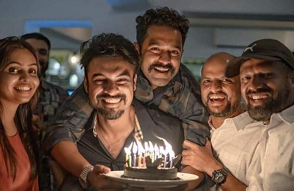 ഒരാഴ്ചകൊണ്ട് 50 കോടി ക്ലബ്ബിൽ; മലയാളത്തെ ട്രാക്കിലെത്തിച്ച് '2018', തിയറ്ററിൽ ആവേശം