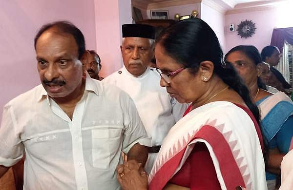 'ഒരു കസേരയെടുത്ത് അടിക്കാമായിരുന്നില്ലേ?'; ആശ്വസിപ്പിക്കാനെത്തിയ കെകെ ശൈലജയുടെ മുന്നില്‍ വിതുമ്പി ഡോ. വന്ദനയുടെ അച്ഛന്‍
