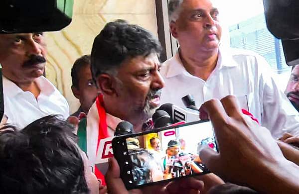 വിജയത്തില്‍ പൊട്ടിക്കരഞ്ഞ് ഡികെ; ഗാന്ധി കുടുംബത്തിന് നന്ദി