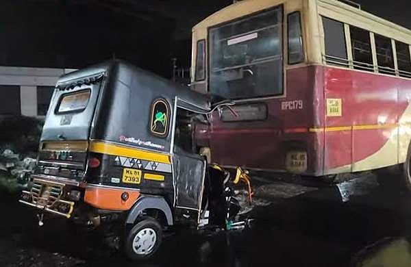 പ്രസവാനന്തരം വീട്ടിലേക്ക് മടങ്ങി; കുടുംബം സഞ്ചരിച്ച ഓട്ടോ ബസ്സിലിടിച്ചു; നവജാതശിശു അടക്കം മൂന്ന് പേര്‍ മരിച്ചു