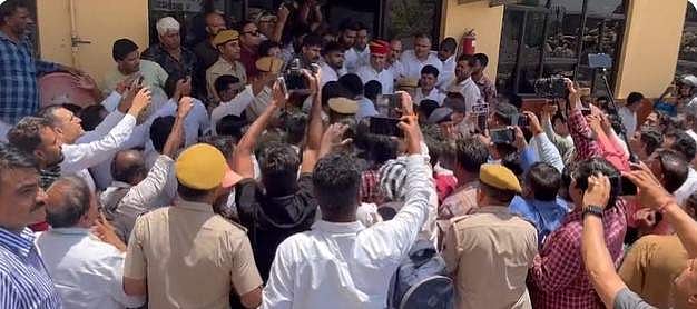 കോണ്‍ഗ്രസിലെ തര്‍ക്കം കയ്യാങ്കളിയില്‍; പൈലറ്റ്-ഗെഹ്‌ലോട്ട് അനുയായികള്‍ തമ്മില്‍ ഏറ്റുമുട്ടി