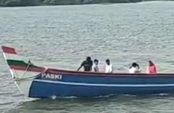 പൊന്നാനി അഴിമുഖത്ത് സ്ത്രീകളേയും കുട്ടികളേയും കുത്തിനിറച്ച് ചെറുവള്ളത്തില്‍ ഉല്ലാസയാത്ര