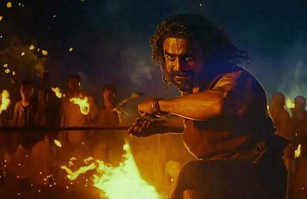 'ചീയോതി വിളക്കുകട്ട കള്ളന്റെ കഥ'; അമ്പരപ്പിക്കാൻ ടൊവിനോ തോമസ്; എആർഎം ടീസർ പുറത്ത്