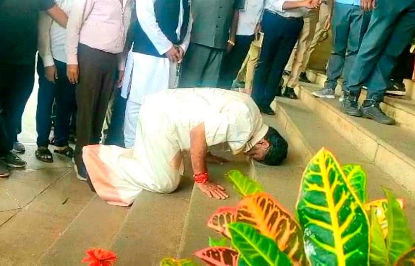 വിധാന്‍ സൗധയുടെ പടികളില്‍ കുമ്പിട്ട് തൊഴുത് ഡികെ; വീഡിയോ വൈറല്‍ 