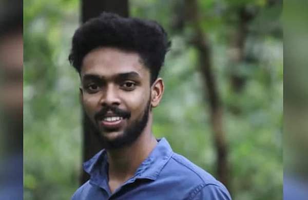 ബസ് കാത്തിരിപ്പുകേന്ദ്രത്തിലേക്ക് തെങ്ങുവീണ് പരിക്കേറ്റ വിദ്യാർത്ഥി മരിച്ചു