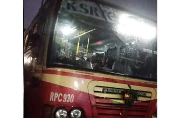 ശക്തമായ കാറ്റ്; ഓടിക്കൊണ്ടിരുന്ന കെഎസ്ആര്‍ടിസി ബസിന് മുകളില്‍ വൈദ്യുതി പോസ്റ്റ് വീണു