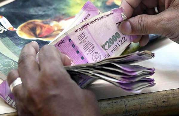 2000 രൂപ നോട്ടുകള്‍ ഇന്നുമുതല്‍ മാറ്റിയെടുക്കാം; തിരിച്ചറിയല്‍ രേഖ നല്‍കേണ്ട