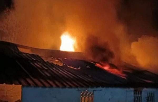 തിരുവനന്തപുരം കിൻഫ്ര പാർക്കിൽ വൻ തീപിടിത്തം; തീയണക്കാനുള്ള ശ്രമത്തിനിടെ ഫയർഫോഴ്സ് ഉദ്യോ​ഗസ്ഥൻ മരിച്ചു