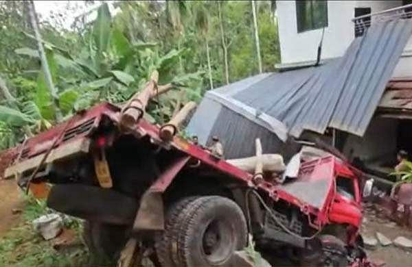 വീടിന് മുകളിലേക്ക് മിനി ലോറി മറിഞ്ഞു; രണ്ടുപേര്‍ക്ക് പരിക്ക്; ഒരാളുടെ നില ഗുരുതരം