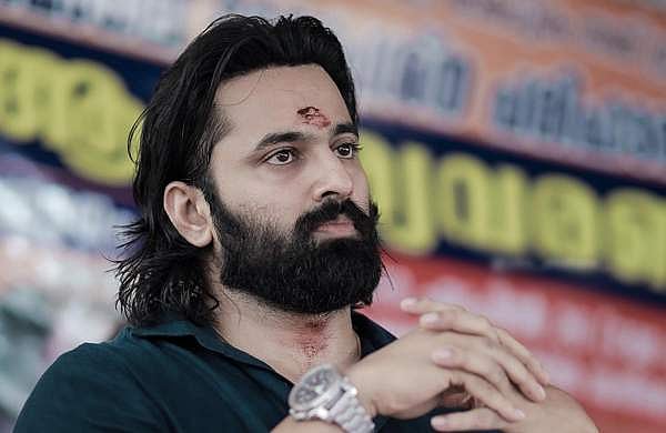 'ഹിന്ദുത്വം പ്രചരിപ്പിച്ച് കരിയര്‍ വളര്‍ത്തുന്നു, ഇതിലും നല്ലത് കട്ടപ്പാരയെടുത്ത് കക്കാന്‍ പോകുന്നത്': മറുപടിയുമായി ഉണ്ണി മുകുന്ദന്‍