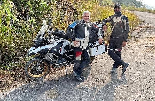 'ഇത് അണ്ണന്റെ ​ഗിഫ്റ്റ്'; സഹയാത്രികന് സൂപ്പർബൈക്ക് സമ്മാനിച്ച് അജിത്ത്