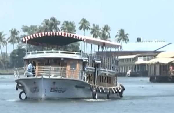 അനുമതി 30 പേർക്ക് മാത്രം, 62 വിനോദസഞ്ചാരികളുമായി പുന്നമടക്കായലിലൂടെ ബോട്ട് യാത്ര; 'എബനേസര്‍' കുടുങ്ങി