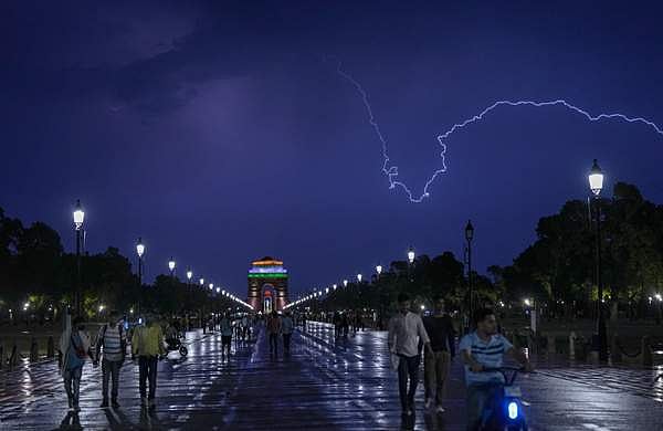 ഇടിമിന്നല് കാഴ്ചകള്