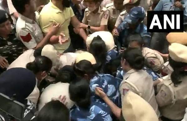 പ്രതിഷേധക്കടലായി ഡല്‍ഹി;  ഗുസ്തി താരങ്ങളുടെ മാര്‍ച്ചില്‍ സംഘര്‍ഷം; സാക്ഷി മാലിക് ഉള്‍പ്പടെ അറസ്റ്റില്‍; വീഡിയോ