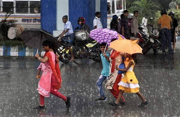 സംസ്ഥാനത്ത് ഇടിമിന്നലോട് കൂടിയ മഴ, കടലാക്രമണത്തിന് സാധ്യത; കടലില് പോകരുതെന്ന് ജാഗ്രതാനിര്ദേശം