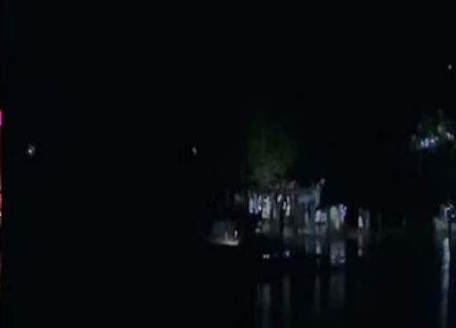നിരവധി പേര്‍ ബോട്ടിനടിയില്‍ കുടുങ്ങി കിടക്കുന്നു ; പ്രതിസന്ധിയായി വെളിച്ചക്കുറവ്; രക്ഷാപ്രവര്‍ത്തനം ദുഷ്‌കരം