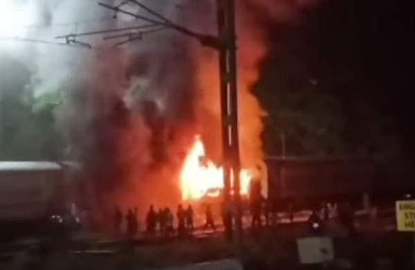 ഒഴിവായത് വന്‍ദുരന്തം, ഇന്ധനസംഭരണ കേന്ദ്രം തീപിടിച്ച കോച്ചില്‍ നിന്ന് 100 മീറ്റര്‍ മാത്രം അകലെ; ശുചിമുറിയോട് ചേര്‍ന്നുള്ള ചില്ല് തകര്‍ത്ത നിലയില്‍