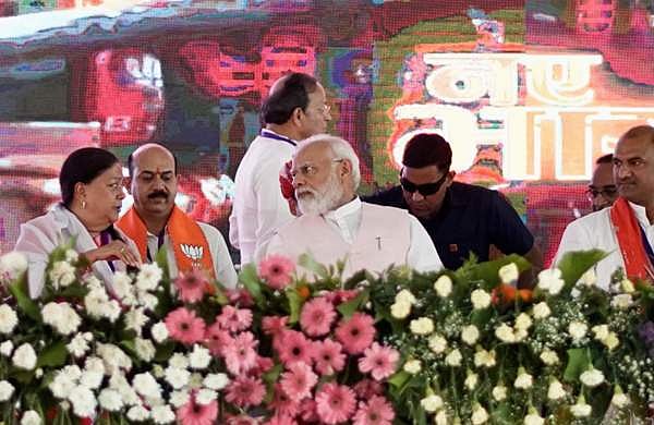 വസുന്ധരയുടെ തിരിച്ചുവരവ്?; അപ്രതീക്ഷിതമായി മോദിയുടെ റാലിയില്‍, കര്‍ണാടക ആവര്‍ത്തിക്കാതിരിക്കാന്‍ ബിജെപി