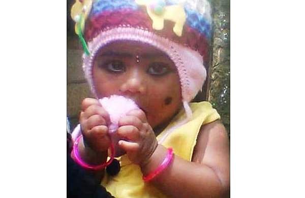 നെടുമങ്ങാട് പനി ബാധിച്ച് ഒന്നരവയസുകാരി മരിച്ചു, ചികിത്സാ പിഴവെന്ന് ബന്ധുക്കള്‍; ജില്ലാ ആശുപത്രിക്ക് മുന്നില്‍ പ്രതിഷേധം 