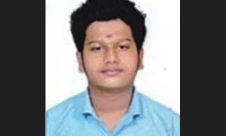 ഫുട്ബോൾ കളിക്കുന്നതിനിടെ കുഴഞ്ഞു വീണു; തൃശൂരിൽ പ്ലസ് ടു വിദ്യാർത്ഥി മരിച്ചു