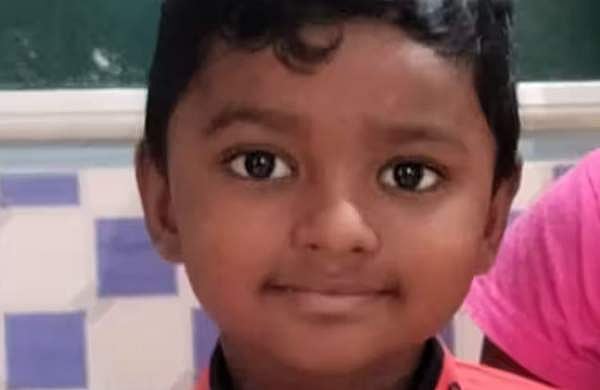 റോഡ് മുറിച്ചു കടക്കുന്നതിനിടെ കാര്‍ ഇടിച്ച് നാല് വയസുകാരന്‍ മരിച്ചു